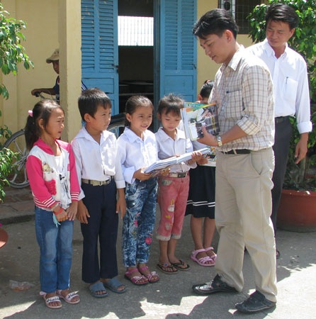 1.000 cuốn vở đến với 5 trường vùng sâu tỉnh Bạc Liêu - 2 1.000 cuốn vở đến với 5 trường vùng sâu tỉnh Bạc Liêu - 2