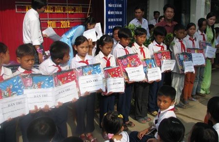 “Một triệu cuốn vở…” tiếp tục đến với học sinh nghèo Bạc Liêu, Cần Thơ, Cà Mau - 1 “Một triệu cuốn vở…” tiếp tục đến với học sinh nghèo Bạc Liêu, Cần Thơ, Cà Mau - 1