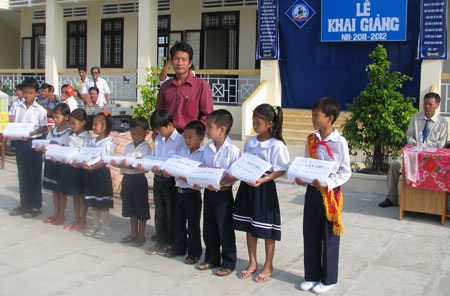 “Một triệu cuốn vở…” tiếp tục đến với học sinh nghèo Bạc Liêu, Cần Thơ, Cà Mau - 2 “Một triệu cuốn vở…” tiếp tục đến với học sinh nghèo Bạc Liêu, Cần Thơ, Cà Mau - 2