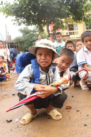 Những đứa trẻ vùng cao "tay không, chân đất" đi học - 4 Những đứa trẻ vùng cao "tay không, chân đất" đi học - 4