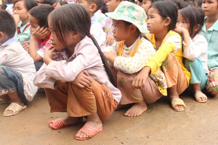 Những đứa trẻ vùng cao "tay không, chân đất" đi học - 2 Những đứa trẻ vùng cao "tay không, chân đất" đi học - 2