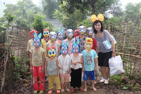 Những đứa trẻ vùng cao "tay không, chân đất" đi học - 13 Những đứa trẻ vùng cao "tay không, chân đất" đi học - 13