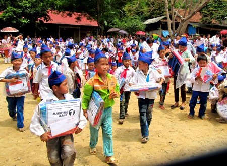 “Một triệu cuốn vở...” đến với học sinh vùng lũ Nghệ An ngày khai trường - 2