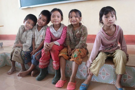Những đứa trẻ vùng cao "tay không, chân đất" đi học - 1 Những đứa trẻ vùng cao "tay không, chân đất" đi học - 1