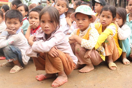 “Một triệu cuốn vở…” đến với học sinh nghèo Yên Bái - 2