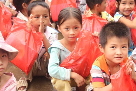 Những đứa trẻ vùng cao "tay không, chân đất" đi học - 14 Những đứa trẻ vùng cao "tay không, chân đất" đi học - 14