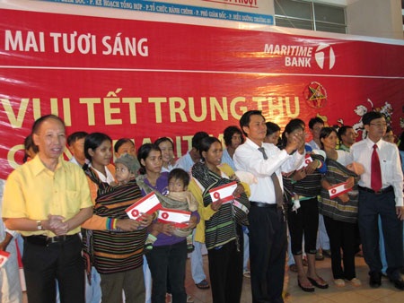 “Một triệu cuốn vở…” đến với học sinh nghèo Đắk Lắk - 6 “Một triệu cuốn vở…” đến với học sinh nghèo Đắk Lắk - 6