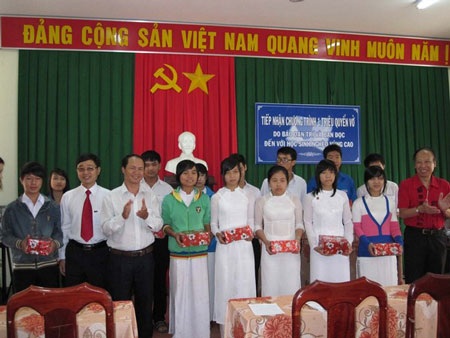 “Một triệu cuốn vở…” đến với học sinh nghèo Đắk Lắk - 3 “Một triệu cuốn vở…” đến với học sinh nghèo Đắk Lắk - 3