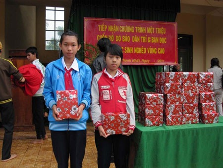 “Một triệu cuốn vở…” đến với học sinh nghèo Đắk Lắk - 2 “Một triệu cuốn vở…” đến với học sinh nghèo Đắk Lắk - 2