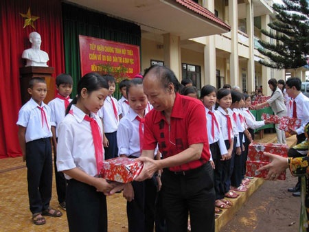 “Một triệu cuốn vở…” đến với học sinh nghèo Đắk Lắk - 1 “Một triệu cuốn vở…” đến với học sinh nghèo Đắk Lắk - 1