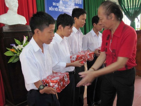 “Một triệu cuốn vở…” đến với học sinh nghèo Đắk Lắk - 5 “Một triệu cuốn vở…” đến với học sinh nghèo Đắk Lắk - 5