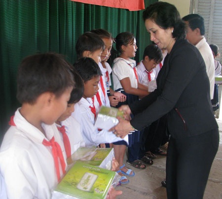 2.000 cuốn vở đến với học sinh nghèo Hậu Giang và Sóc Trăng - 1 2.000 cuốn vở đến với học sinh nghèo Hậu Giang và Sóc Trăng - 1