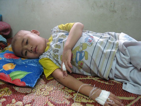 “Bố về nhanh với anh nhé, con cũng đau lắm” - 1 “Bố về nhanh với anh nhé, con cũng đau lắm” - 1
