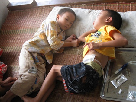 Cậu bé 7 tuổi vật vã với căn bệnh suy thận mãn giai đoạn cuối - 3 Cậu bé 7 tuổi vật vã với căn bệnh suy thận mãn giai đoạn cuối - 3