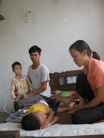 Cậu bé 7 tuổi vật vã với căn bệnh suy thận mãn giai đoạn cuối - 2 Cậu bé 7 tuổi vật vã với căn bệnh suy thận mãn giai đoạn cuối - 2