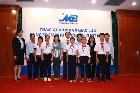 MB mang Tết sớm đến cho trẻ em nghèo Quảng Nam và Đà Nẵng. - 2 MB mang Tết sớm đến cho trẻ em nghèo Quảng Nam và Đà Nẵng. - 2