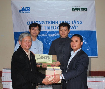 MB mang Tết sớm đến cho trẻ em nghèo Quảng Nam và Đà Nẵng. - 5 MB mang Tết sớm đến cho trẻ em nghèo Quảng Nam và Đà Nẵng. - 5