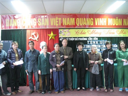 Trao quà tết đến 58 gia đình chính sách, có hoàn cảnh khó khăn  - 1