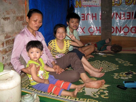 Ba đứa trẻ và người mẹ đơn thân bị ung thư