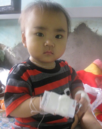 Bé thơ 2 tuổi mắc bệnh tan máu hiếm gặp
