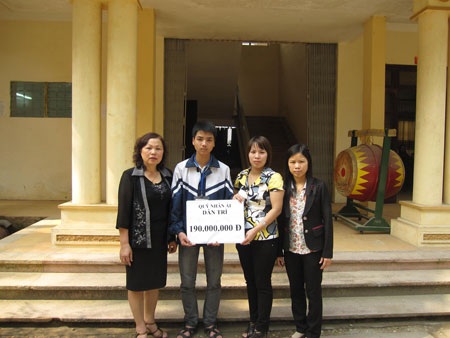 Bạn đọc ủng hộ hơn 190 triệu đồng đến em Phùng Văn Tuyến - 1 Bạn đọc ủng hộ hơn 190 triệu đồng đến em Phùng Văn Tuyến