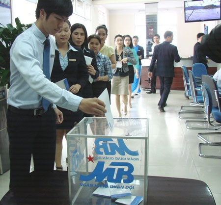 Bạn đọc Dân trí hỗ trợ tiểu thương với 2 ngày lương. - 1