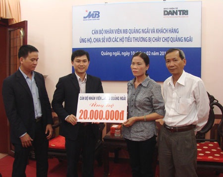 Bạn đọc Dân trí hỗ trợ tiểu thương với 2 ngày lương. - 2