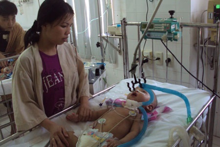 Thương tâm cháu bé hôn mê hơn 2 tháng chưa tỉnh - 2 Thương tâm cháu bé hôn mê hơn 2 tháng chưa tỉnh