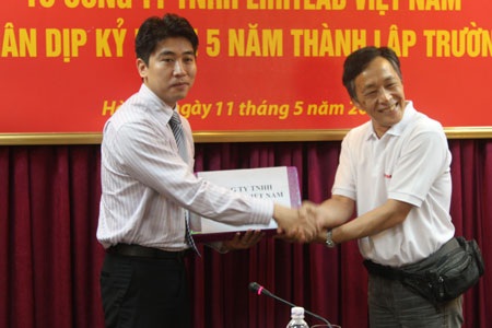 Hỗ trợ văn phòng phẩm đến Trường đại học Kinh tế- ĐHQG Hà Nội - 1 Hỗ trợ văn phòng phẩm đến Trường đại học Kinh tế- ĐHQG Hà Nội