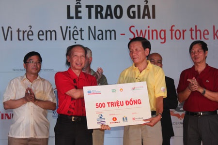 Ủng hộ 1,2 tỷ đồng giúp trẻ em nghèo hiếu học - 2 Ủng hộ 1,2 tỷ đồng giúp trẻ em nghèo hiếu học