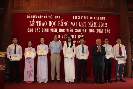 Trao 130 suất học bổng Vallet tới sinh viên, học viên cao học phía Bắc - 1 GS Odon Vallet cùng GS-VS Nguyễn Văn Hiệu trao học bổng đến các sinh viên, học viên ưu tú phía Bắc