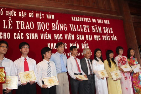 Trao 130 suất học bổng Vallet tới sinh viên, học viên cao học phía Bắc - 2 GS Trần Thanh Vân cũng có mặt tại buổi lễ trao học bổng đến các tài năng của đất nước