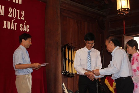 Trao 130 suất học bổng Vallet tới sinh viên, học viên cao học phía Bắc - 3 GS Trần Thanh Vân cũng có mặt tại buổi lễ trao học bổng đến các tài năng của đất nước
