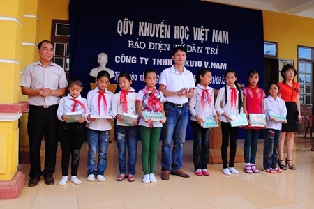 Một triệu cuốn vở... đến với học sinh Mộc Châu