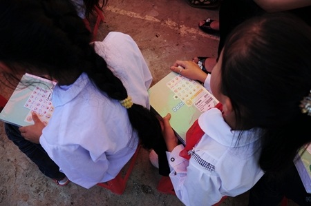 Một triệu cuốn vở... đến với học sinh Mộc Châu