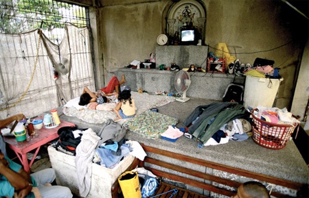 Rùng rợn cảnh người sống ở chung với người chết - 3 Rùng rợn cảnh người sống ở chung với người chết