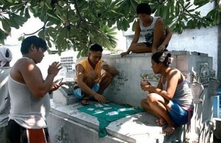 Rùng rợn cảnh người sống ở chung với người chết - 4 Rùng rợn cảnh người sống ở chung với người chết