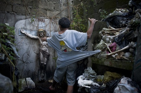 Rùng rợn cảnh người sống ở chung với người chết - 5 Rùng rợn cảnh người sống ở chung với người chết