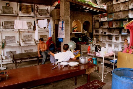 Rùng rợn cảnh người sống ở chung với người chết - 1 Rùng rợn cảnh người sống ở chung với người chết