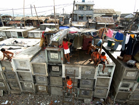 Rùng rợn cảnh người sống ở chung với người chết - 2 Rùng rợn cảnh người sống ở chung với người chết