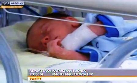 Mẹ nằm sấp suốt 75 ngày để cứu con