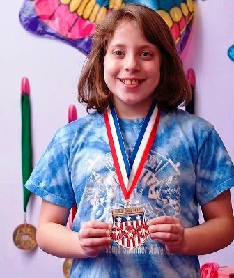 Bé gái 10 tuổi nâng bổng quả tạ gần 100 kg