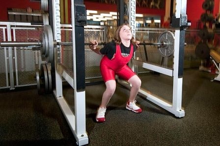 Bé gái 10 tuổi nâng bổng quả tạ gần 100 kg