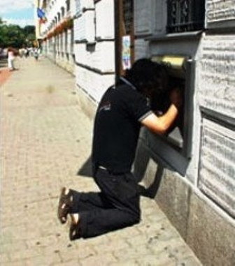 Máy ATM buộc khách phải trèo thang hoặc quỳ gối rút tiền - 2 Máy ATM buộc khách phải trèo thang hoặc quỳ gối rút tiền