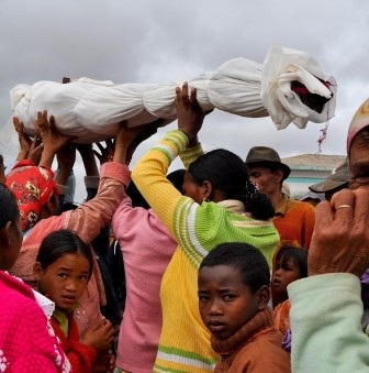 Đào mộ ôm xác chết nhảy múa