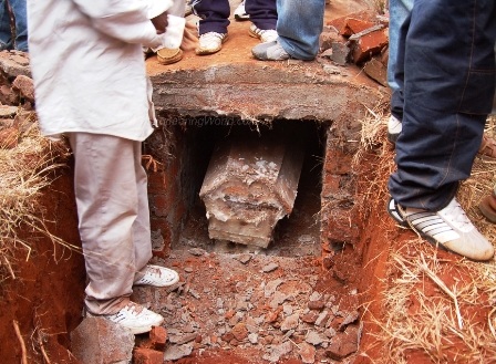 Đào mộ ôm xác chết nhảy múa