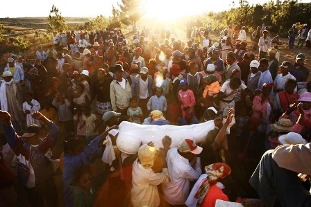 Đào mộ ôm xác chết nhảy múa