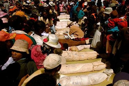 Đào mộ ôm xác chết nhảy múa