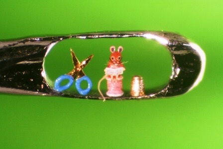 Đúc tượng siêu nhỏ trên lỗ kim