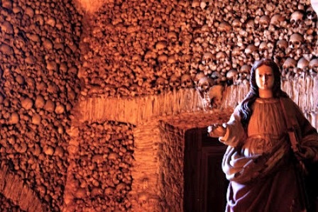 Nhà thờ được làm hoàn toàn bằng… xương người